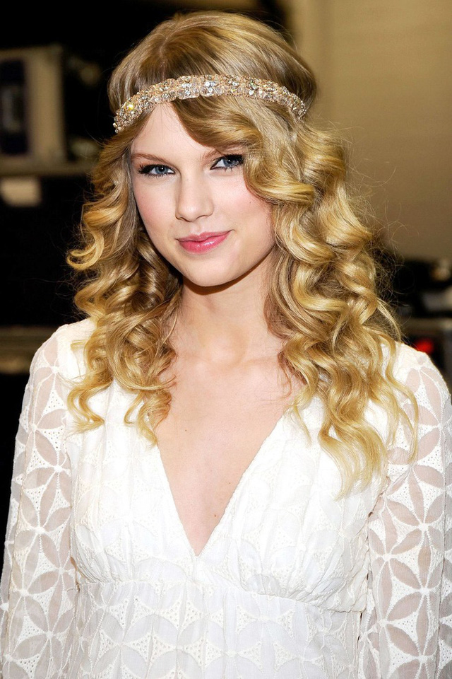 Xoăn xù mì và loạt kiểu tóc làm nên tên tuổi của Taylor Swift