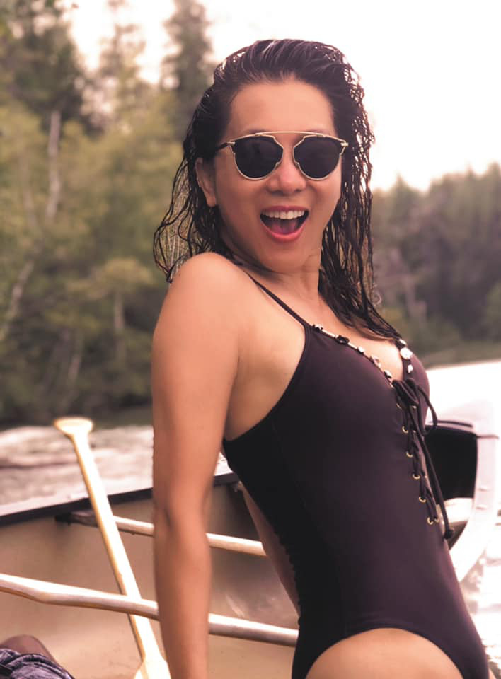 Tuổi U60, MC Kỳ Duyên vẫn mặc bikini quyến rũ hút mắt dẫn đầu hội mỹ nhân đẹp "quên tuổi".