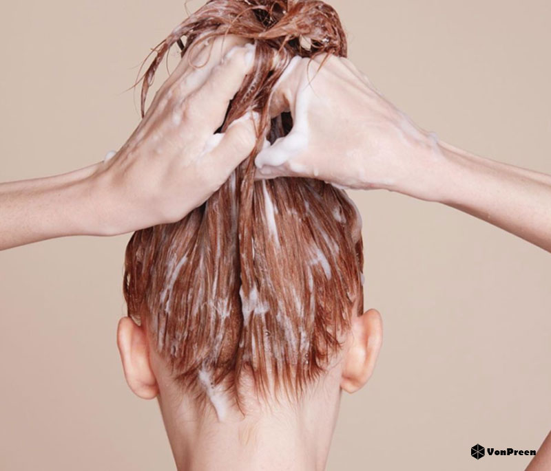 Cách chăm sóc tóc xoăn - Cách sử dụng dầu gội cho tóc xoăn